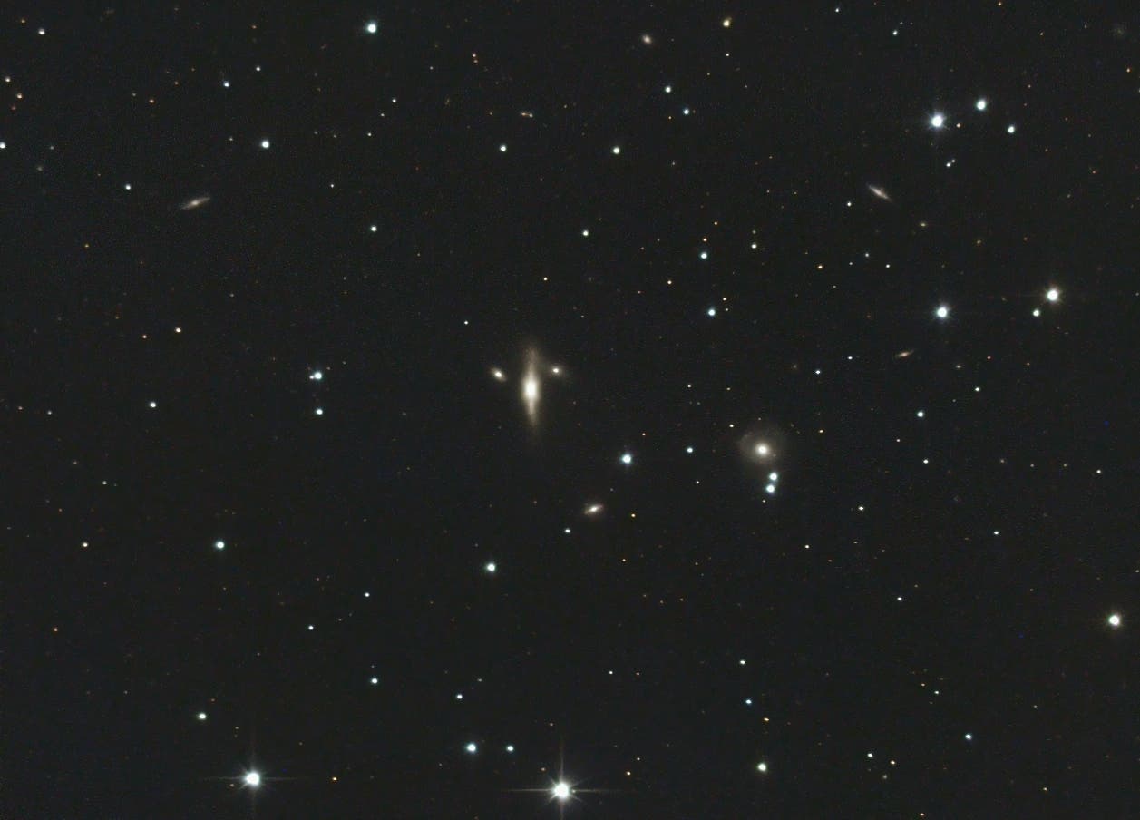 Die NGC 128 Galaxiengruppe in den Fischen Spektrum der Wissenschaft